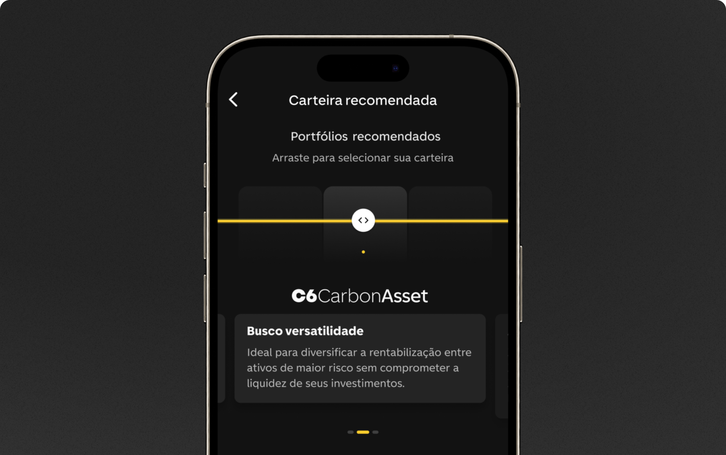 Celular com o app C6 Bank aberto na seção de carteiras recomendadas, exibindo a C6 Carbon Asset.