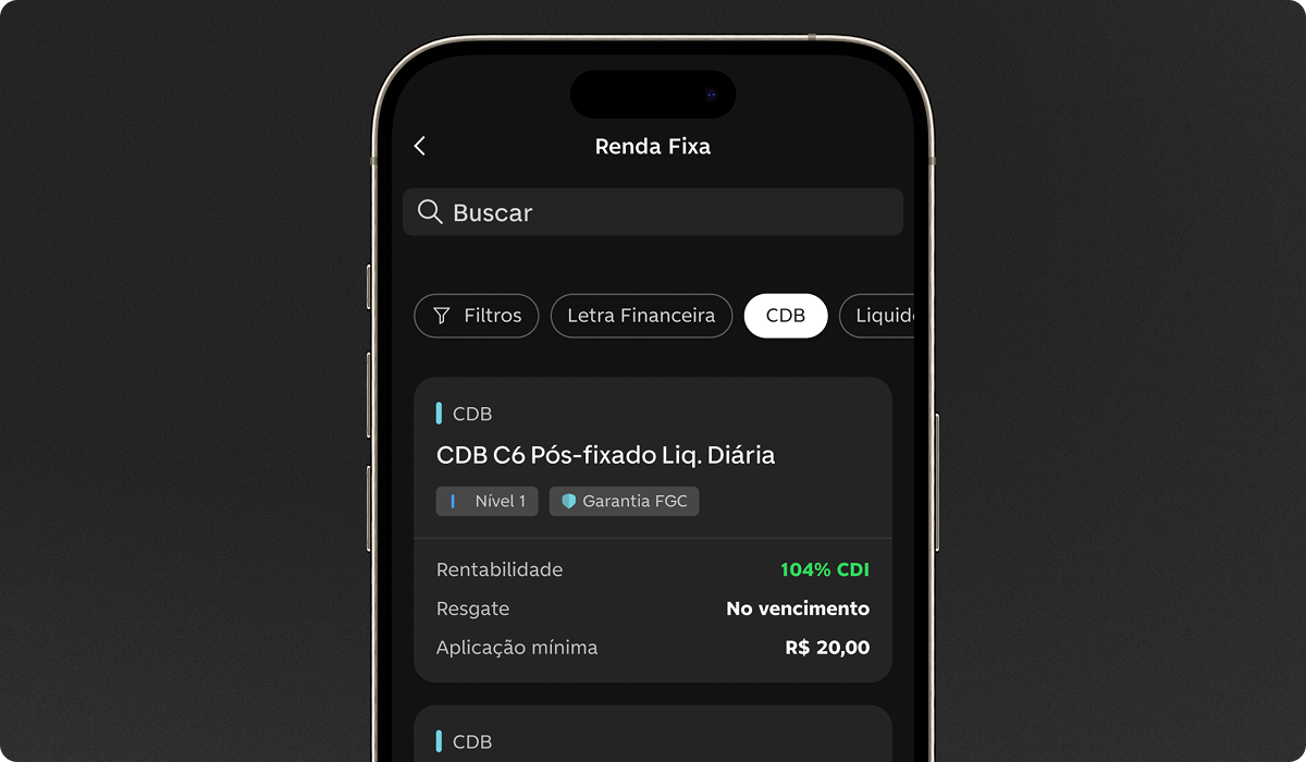 Celular com o app C6 Bank aberto na seção de Renda Fixa, exibindo um CDB pós-fixado.