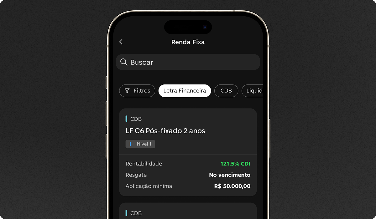 Celular com o app C6 Bank aberto na seção de investimentos, mostrando uma aplicação de Compromissadas.