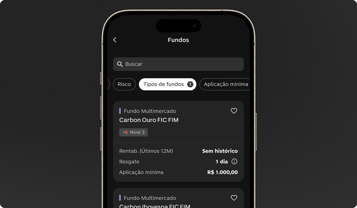 Celular com o app C6 Bank aberto na seção de Fundos, destacando um fundo de ações.