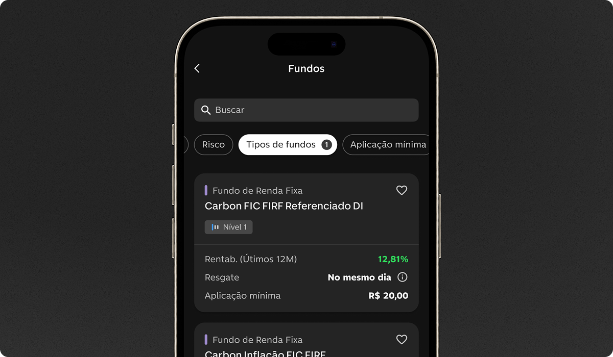 Celular com o app C6 Bank aberto na seção de Fundos, destacando um fundo multimercado.
