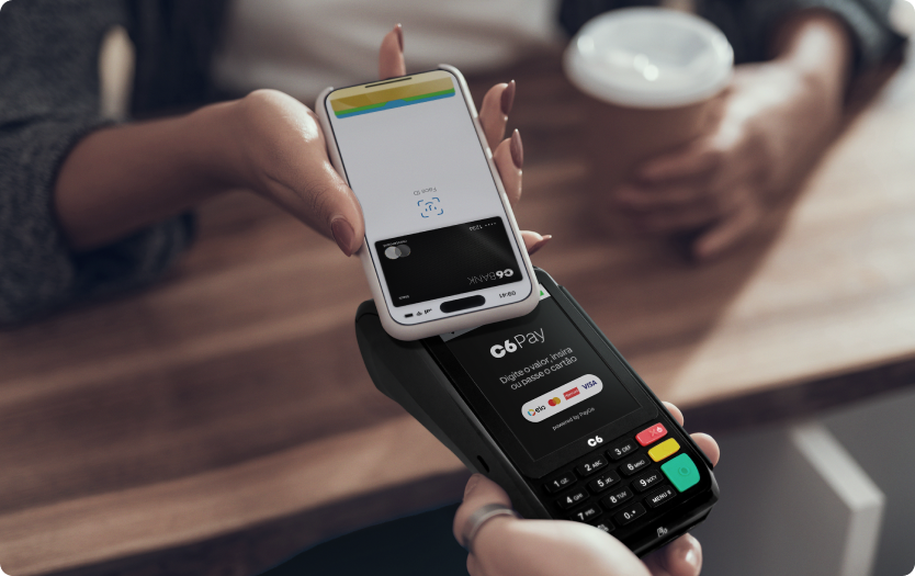 Celular realiza pagamento por aproximação em maquininha C6 Pay.