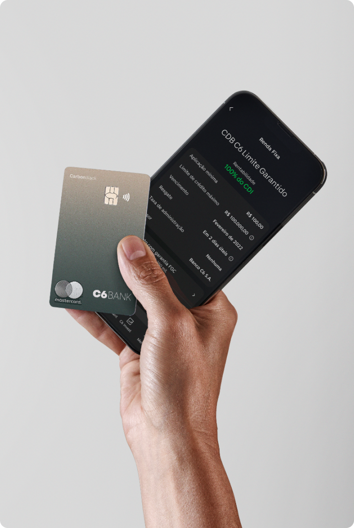 Cartão C6 Carbon em destaque diante do app com investimento em CDB exibido.