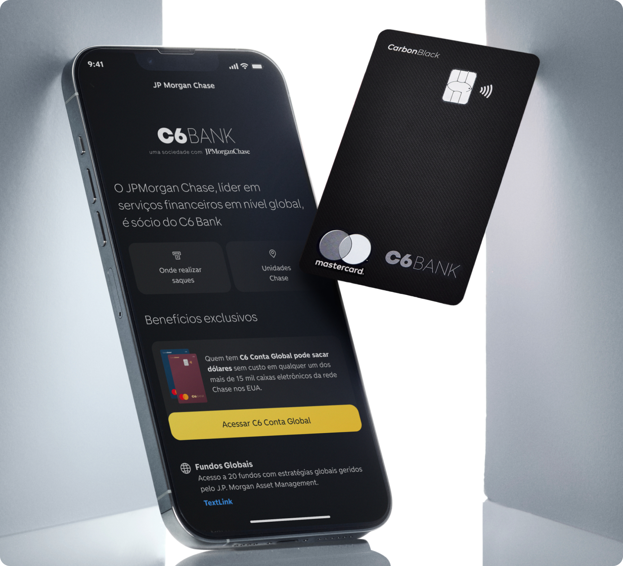 Celular com o app do C6 Bank e Cartão C6 Carbon flutuante em um ambiente iluminado.