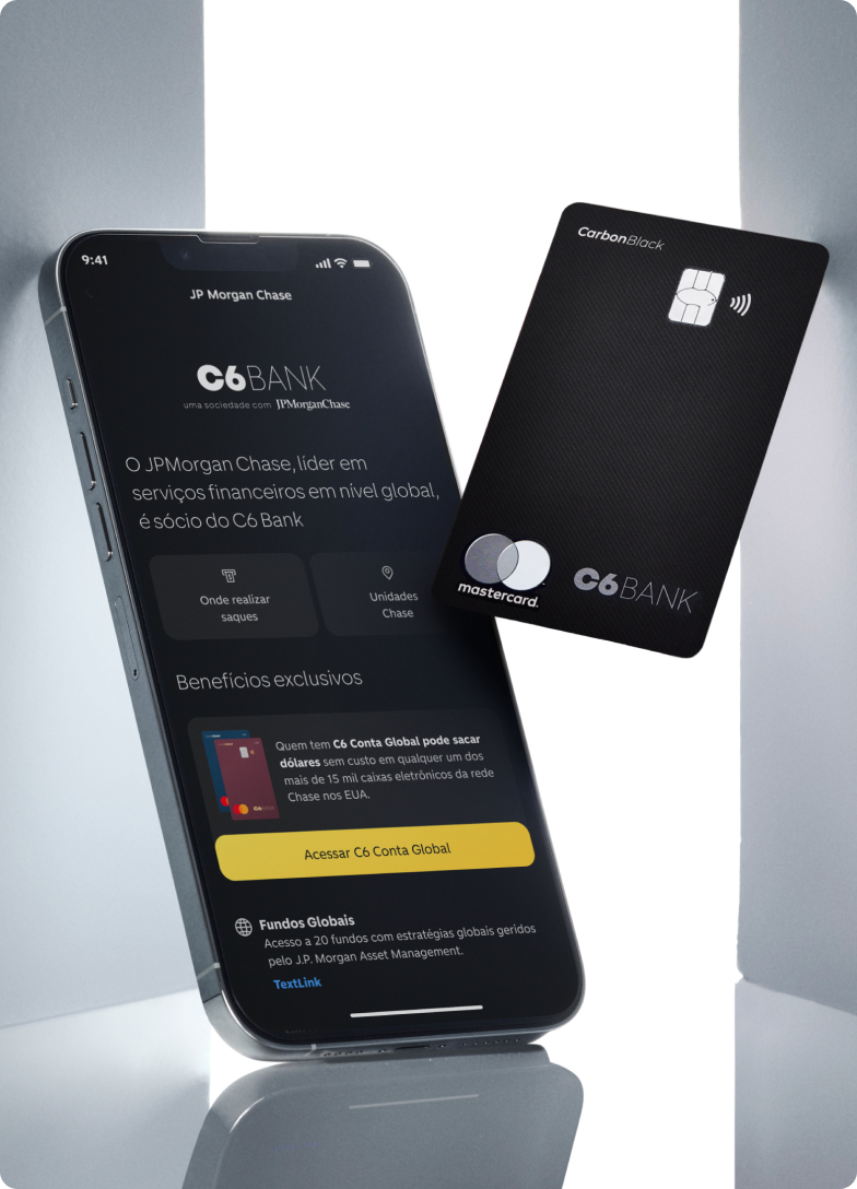 Celular com o app C6 Bank aberto e um cartão C6 Carbon ao lado, destacando parceria com JP Morgan.